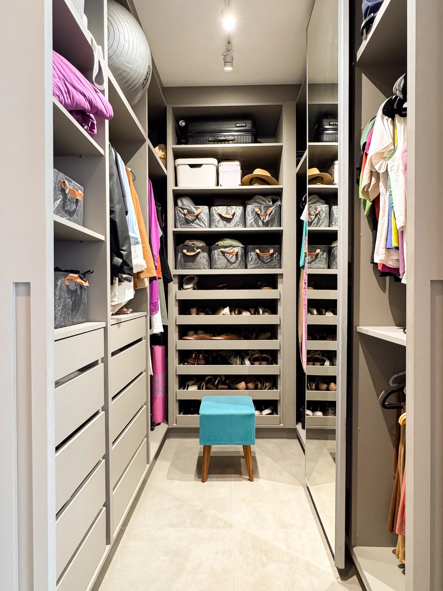 Closet sob medida: ergonomia, divisões ideais e erros que você deve evitar