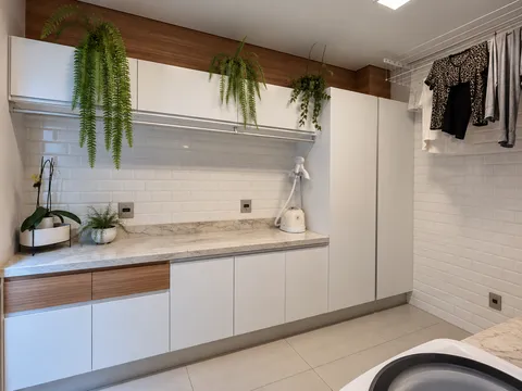 Áreas de Serviço &mdash; Lavanderia Planejada com Marcenaria Branca e Detalhes Amadeirados
