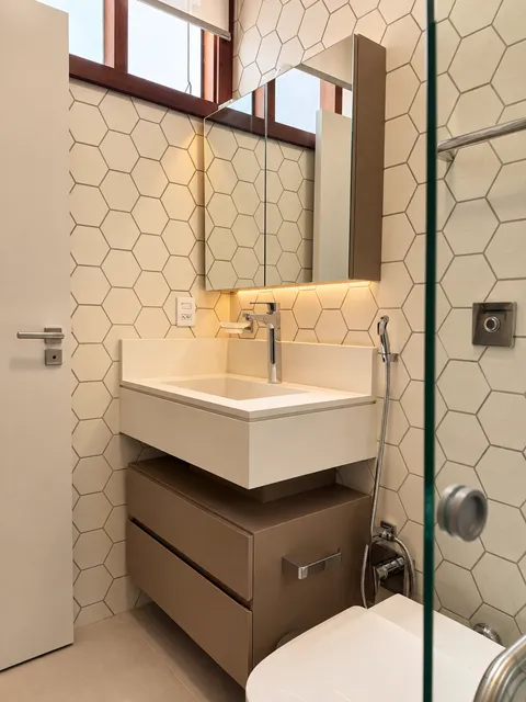Banheiros &mdash; Lavabo com Gabinete Suspenso em Fendi e Espelheira com LED