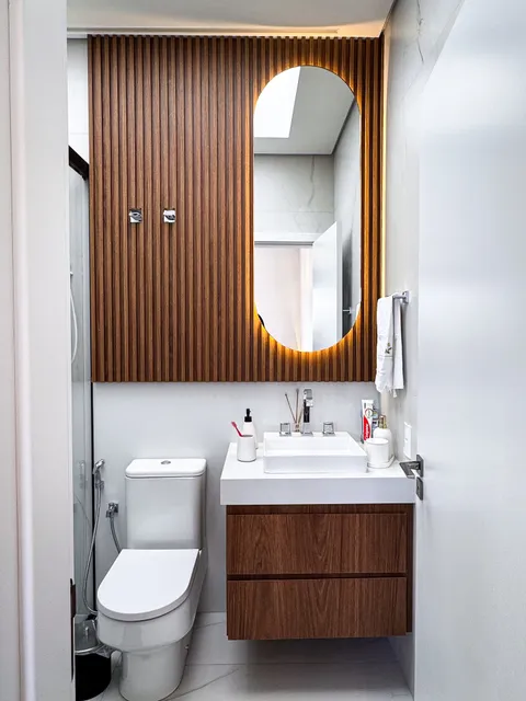 Banheiros &mdash; Lavabo Contemporâneo com Painel Ripado e Espelho Oval