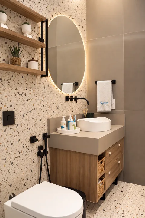 Banheiros &mdash; Banheiro Infantil Moderno com Bancada em Quartzo e Granilite