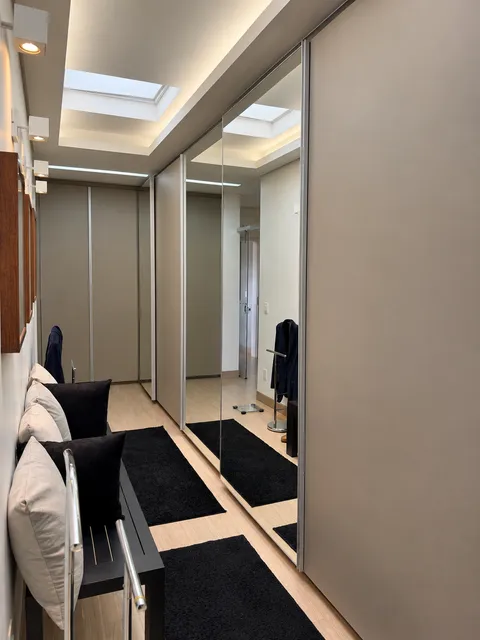 Closet &mdash; Closet Corredor com Portas de Correr Espelhadas e Teto Zenital