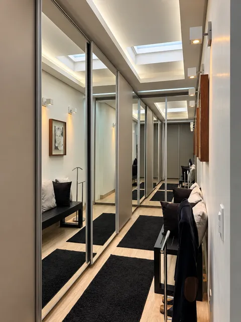 Closet &mdash; Closet sob Medida com Espelho Piso ao Teto e Iluminação Indireta