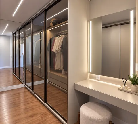 Closet &mdash; Closet Master com Vidro Reflecta Bronze e Penteadeira Camarim