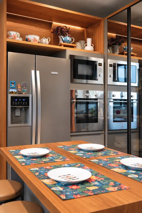 Cozinhas &mdash; Torre Quente sob Medida com Nicho para Refrigerador e Iluminação LED