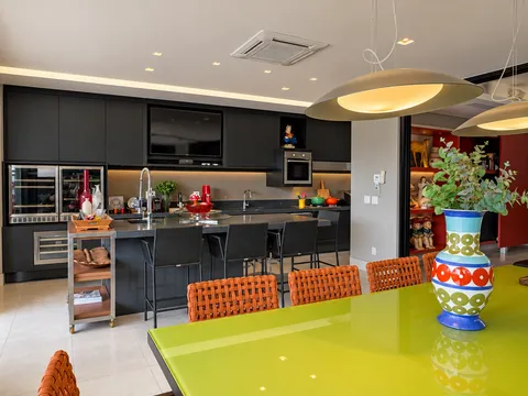 Cozinhas &mdash; Área Gourmet Social Integrada com Ilha, TV Embutida e Bar Exclusivo
