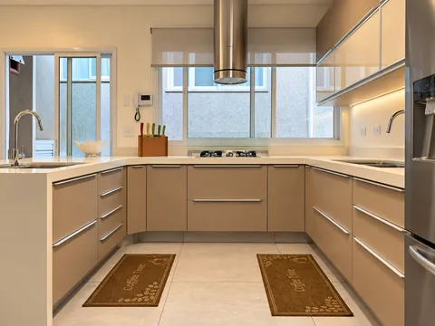Cozinhas &mdash; Cozinha em U com Bancada em Cascata e Coifa Cilíndrica Inox