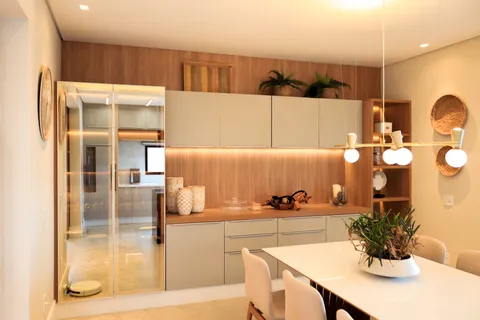 Cozinhas &mdash; Cozinha Integrada com Cristaleira Reflecta Bronze e Armários
