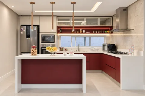 Cozinhas &mdash; Cozinha Contemporânea Marsala & Off-White com Ilha Gourmet