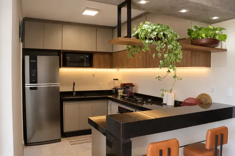 Cozinhas &mdash; Cozinha Americana em U com Península e Iluminação Cênica