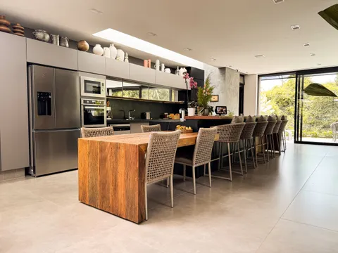 Cozinhas &mdash; Cozinha Gourmet Integrada com Ilha Central e Mesa de Madeira Maciça