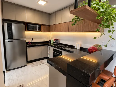 Cozinhas &mdash; Cozinha Americana em U com Balcão em Granito e Armários Bicolores