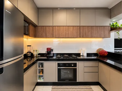 Cozinhas &mdash; Cozinha Planejada com Cooktop, Forno Embutido e Nicho para Temperos