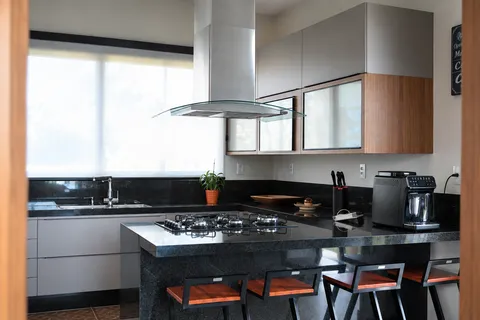 Cozinhas &mdash; Cozinha Planejada com Ilha Central e Bancada em Pedra Clara
