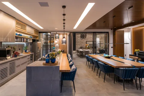 Cozinhas &mdash; Cozinha Contemporânea com Cristaleira e Iluminação Cênica