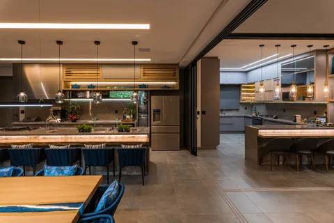 Cozinhas &mdash; Cozinha Integrada com Ampla Ilha e Torre de Eletros