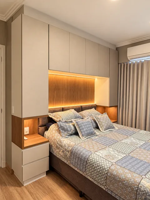 Dormitórios - Casal &mdash; Quarto de Casal com Armário em Ponte e Cabeceira Iluminada