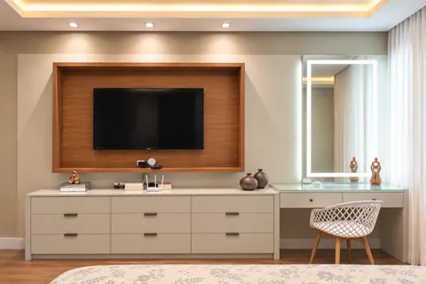 Dormitórios - Casal &mdash; Suíte Master com Cômoda Multifuncional, Painel de TV e Camarim