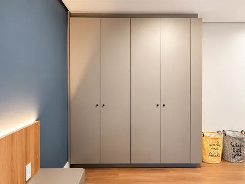 Dormitórios - Solteiro e Infantil &mdash; Quarto Infantil com Roupeiro em Fendi e Cabeceira com LED