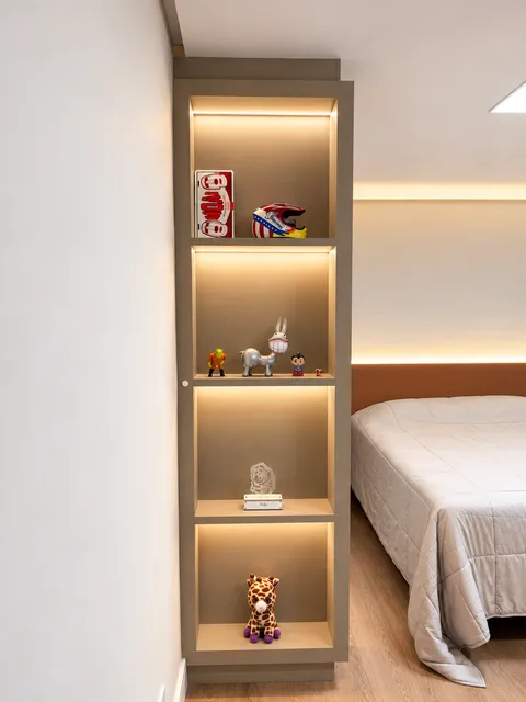 Dormitórios - Solteiro e Infantil &mdash; Torre de Nichos Iluminados para Colecionáveis em Quarto de Solteiro