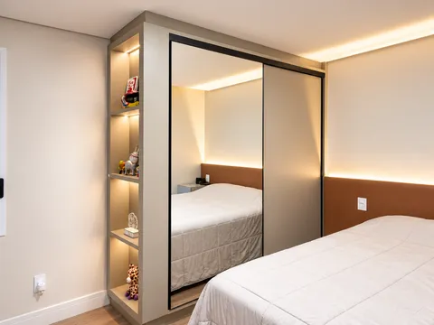 Dormitórios - Solteiro e Infantil &mdash; Guarda-Roupa com Porta Espelhada e Estante Torre com LED Embutido