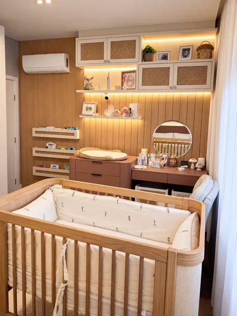Dormitórios - Solteiro e Infantil &mdash; Quarto de Bebê com Cômoda Arredondada Rosé e Palhinha Indiana