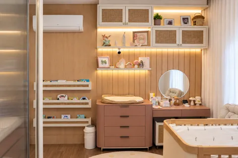 Dormitórios - Solteiro e Infantil &mdash; Espaço Trocador e Amamentação com Marcenaria Curva e Painel Ripado