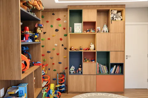 Dormitórios - Solteiro e Infantil &mdash; Estante Modulada Colorida com Parede de Escalada Infantil
