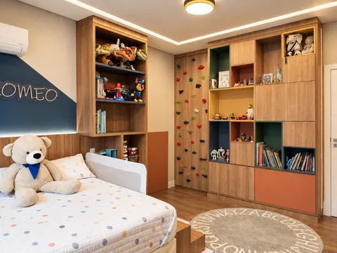 Dormitórios - Solteiro e Infantil &mdash; Quarto Infantil Lúdico Completo com Painel Iluminado e Escalada