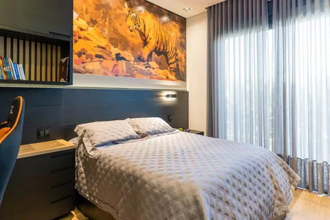 Dormitórios - Solteiro e Infantil &mdash; Quarto de Solteiro com Cama Planejada e Cabeceira Acolhedora