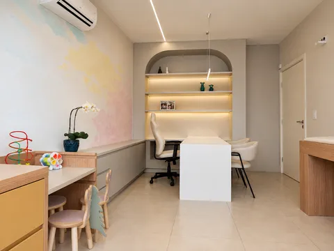 Espaço Comercial &mdash; Home Office em L com Estação de Trabalho e Persiana Integrada