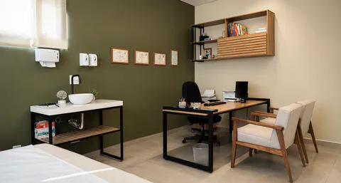 Espaço Comercial &mdash; Consultório Médico Contemporâneo em Serralheria e Marcenaria