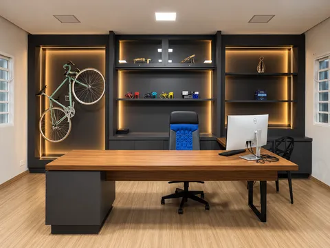 Espaço Comercial &mdash; Home Office Executivo com Estante Iluminada e Suporte para Bike