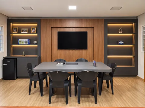 Espaço Comercial &mdash; Sala de Reuniões Corporativa com Painel Amadeirado e Estantes