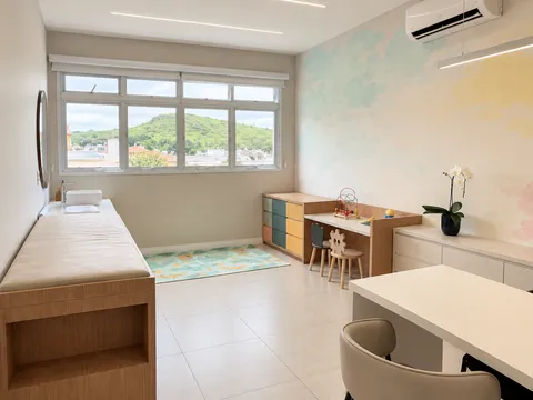 Espaço Comercial &mdash; Dormitório de Casal com Cabeceira Estofada em Painel e Iluminação Indireta
