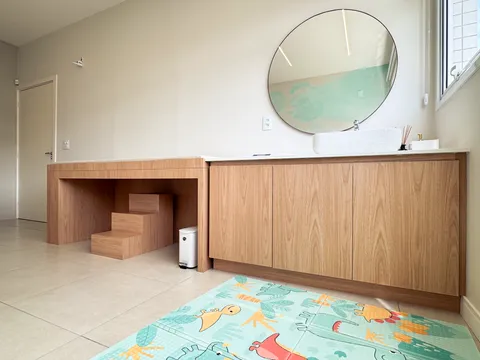 Espaço Comercial &mdash; Mesa de Cabeceira sob Medida com Puxador Usinado e Acabamento Amadeirado