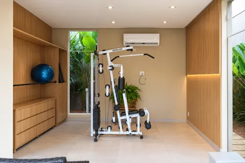 Espaços Multifuncionais &mdash; Espaço Fitness Residencial com Estante para Equipamentos e Painel Ripado