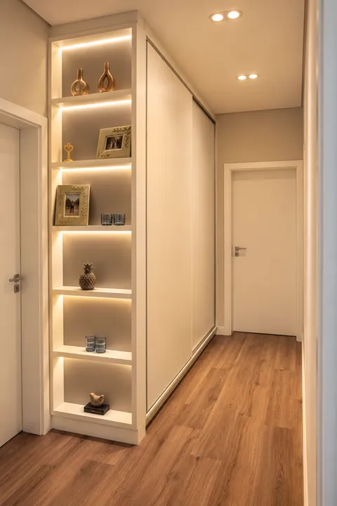 Espaços Multifuncionais &mdash; Roupeiro Planejado com Nichos Laterais Iluminados