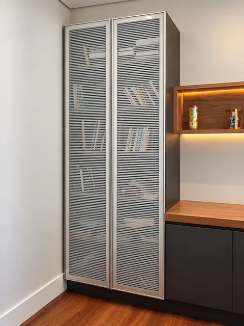 Home Office &mdash; Estação de Trabalho Dupla com Estante Central Iluminada