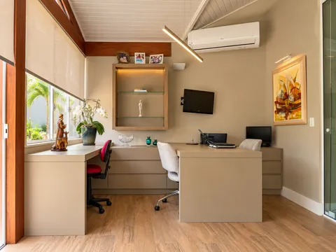 Home Office &mdash; Estação de Trabalho sob Medida com Bancada Contínua e Vista para Jardim