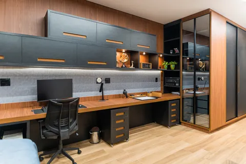 Home Office &mdash; Home Office Executivo com Painel Ripado e Mesa em Madeira