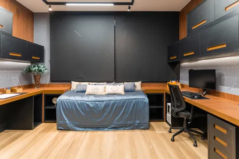 Home Office &mdash; Visão Ampla do Home Office com Estante de Livros e Gaveteiros