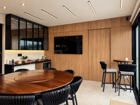 Lazer &mdash; Varanda Gourmet com Mesa Giratória e Adega Bar Integrada