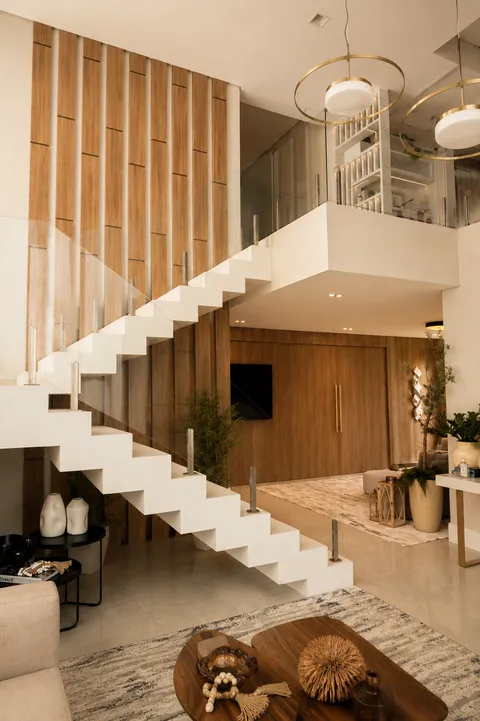 Salas &mdash; Living com Escada Escultural e Painel Ripado Imponente