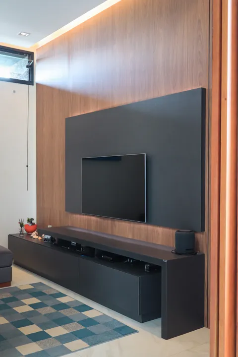 Salas &mdash; Home Theater com Painel Duplo Sobreposto e Iluminação LED