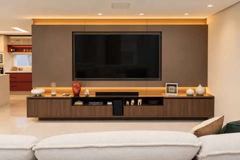 Salas &mdash; Home Theater com Painel Fendi Retroiluminado e Rack Amadeirado