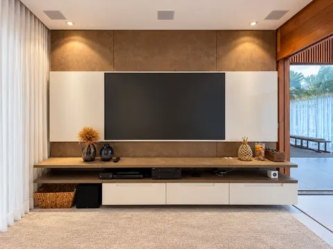 Salas &mdash; Home Theater Nobre com Painel Acamurçado e Rack Flutuante