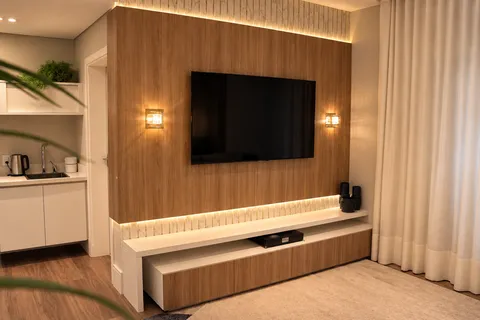 Salas &mdash; Painel de TV Amadeirado com Mármore Iluminado e Rack em Níveis