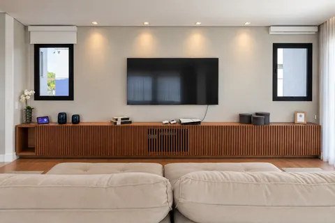 Salas &mdash; Home Theater com Rack Suspenso Ripado Extra Longo