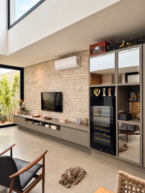 Salas &mdash; Living com Parede em Pedra Natural, Rack Suspenso e Adega